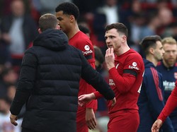 Pada satu momen, Robertson bahkan terkena sikutan Hatzidakis. Ini adalah momen Robertson memamerkan bibirnya yang tersikut. Foto: REUTERS/PHIL NOBLE