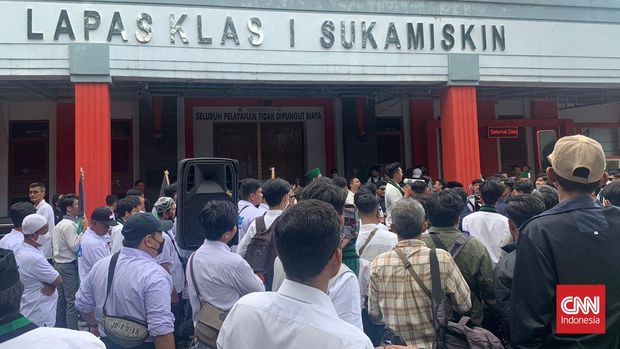 Yel-yel dari anggota HMI dan simpatisan lain kala menanti pembebasan Anas Urbaningrum di Lapas Sukamiskin pada pukul 14.00 WIB.
