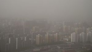 Badai Pasir Telan Gedung Pencakar Langit di Beijing