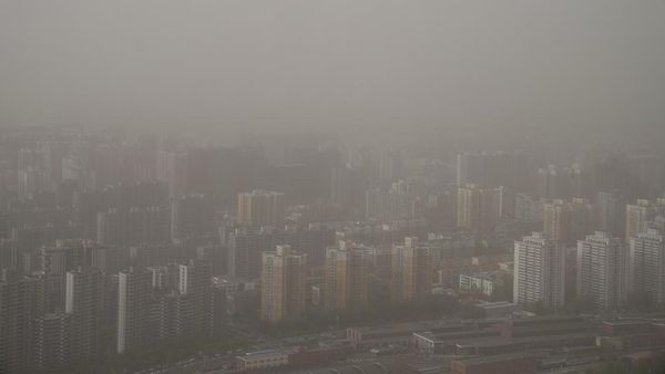 Badai Pasir Telan Gedung Pencakar Langit di Beijing