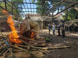 Dua Arena Judi di Mojokerto Dibongkar dan Dibakar, 3 Orang Ditangkap