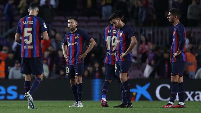 Barcelona players gesture at the end of the Spanish La Liga soccer match between Barcelona and Girona at the Camp Nou stadium in Barcelona, Spain, Monday, April 10, 2023. (AP Photo/Joan Monfort)