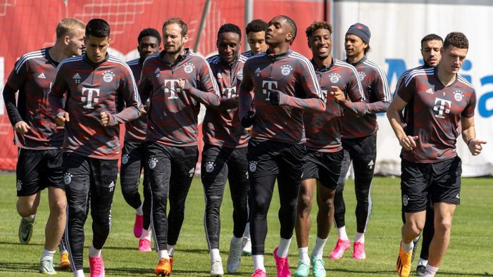 10 April 2023, Bavaria, Munich: Soccer: Champions League, before the match Manchester City - Bayern Munich, final training FC Bayern. Bayerns players warm up. Photo: Ulrich Gamel/Kolbert-Press/dpa (Photo by Ulrich Gamel/Kolbert-Press/picture alliance via Getty Images)