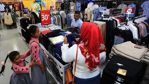 Jelang Lebaran, Warga Mulai Berburu Diskon