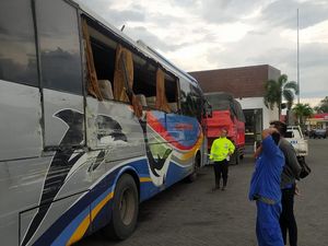 Bus Sumber Selamat Vs Truk di Sidoarjo, 5 Penumpang Dilarikan ke RS Bus Sumber Selamat Vs Truk di Sidoarjo, 5 Penumpang Dilarikan ke RS