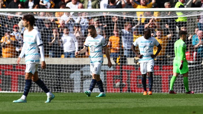 Chelsea WOLVERHAMPTON, ENGLAND - APRIL 08: Chelsea players look dejected following the opening goal during the Premier League match between Wolverhampton Wanderers and Chelsea FC at Molineux on April 08, 2023 in Wolverhampton, England. (Photo by Chris Brunskill/Fantasista/Getty Images)