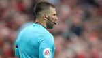 Foto: Constantine Hatzidakis, Wasit Kekar yang Sikut Andy Robertson