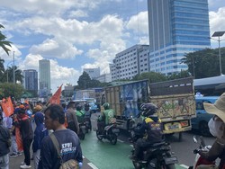 Massa Partai Buruh Demo di Depan DPR, Lalin Arah Slipi Macet