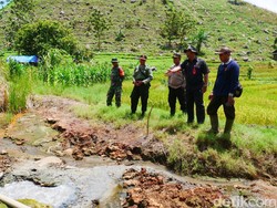 DLH Bojonegoro Bawa Sampel Air dan Lumpur Berbau Belerang ke Lab