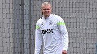 Netizen menyebut striker asal Norwegia itu bergaya bagaikan sosok viking di masa lalu. Foto: AFP via Getty Images/PAUL ELLIS