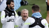 Di sesi latihan ini Haaland bomber andalan City memperlihatkan gaya rambut baru. Foto: Action Images via Reuters/JASON CAIRNDUFF