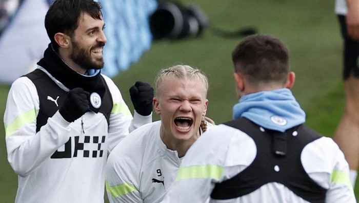 Erling Haaland Soccer Football - Champions League - Manchester City Training - Etihad Campus, Manchester, Britain - April 10, 2023 Manchester City's Erling Haaland with Bernardo Silva during training Action Images via Reuters/Jason Cairnduff