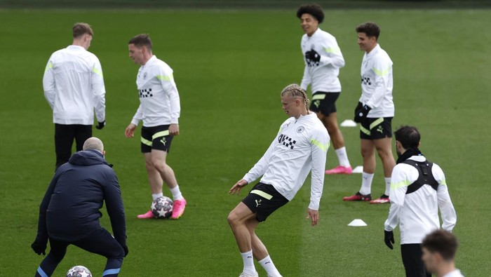 Erling Haaland Soccer Football - Champions League - Manchester City Training - Etihad Campus, Manchester, Britain - April 10, 2023 Manchester City's Erling Haaland with Bernardo Silva during training Action Images via Reuters/Jason Cairnduff
