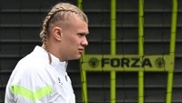 Suporter Man City berharap semangat juang ala viking juga akan diperlihatkan Haaland ketika menghadapi Bayern dini hari nanti. Foto: AFP via Getty Images/PAUL ELLIS  