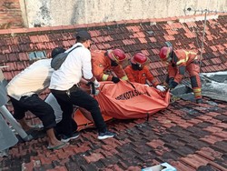 Nenek 79 Tahun Warga Surabaya Ditemukan Meninggal di Atas Genteng