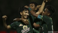 Kebuntuan baru pecah di menit ke-79. Sundulan Muhammad Iqbal memanfaatkan umpan Paulo Victor meluncur ke dalam gawang dan membawa Persebaya unggul.
