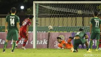 Pada menit terakhir injury time, Arief Catur melakukan pelanggaran di kotak penalti. Wasit pun meniup peluit tanda pelanggaran.