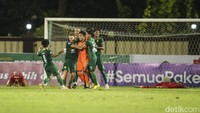 Rizky Dwi maju sebagai eksekutor dan mengarahkan tembakan ke kiri. Tapi arah sepakan terbaca oleh Ernando Ari dan ditepis.