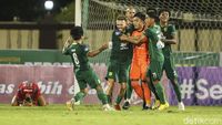 Foto-foto Persebaya Bungkam Arema 1-0