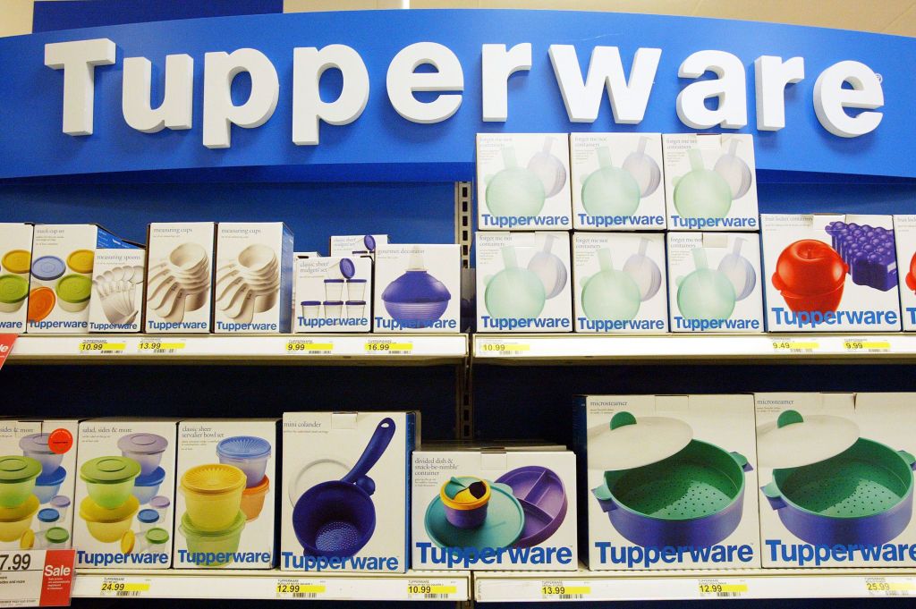 Saham Tupperware anjlok hingga 50% pada Senin (10/4). Penurunan ini terjadi karena adanya proyeksi kinerja perusahaan yang suram di masa depan.
