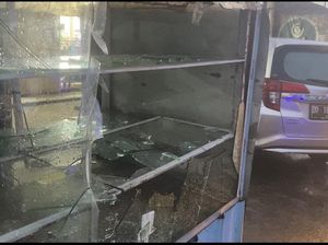 Tawuran di Jalan Batua Raya Makassar, Gerobak-Papan Reklame Minimarket Rusak