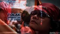 Massa Partai Buruh Geruduk Gedung DPR, Tolak Omnibus Law Cipta Kerja