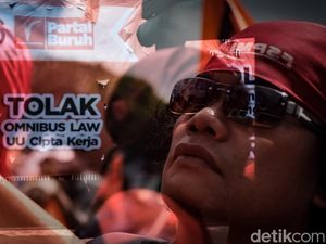 Massa Partai Buruh Geruduk Gedung DPR, Tolak Omnibus Law Cipta Kerja Massa Partai Buruh Geruduk Gedung DPR, Tolak Omnibus Law Cipta Kerja