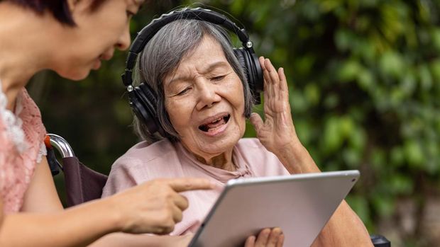 Ilustrasi lansia mendengarkan musik, ilustrasi musik, ilustrasi lagu, ilustrasi headphone, ilustrasi santai, ilustrasi relaksasi, ilustrasi me time