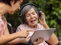 Studi: Hobi Bermain Musik Dapat Mencegah Demensia pada Usia Senja