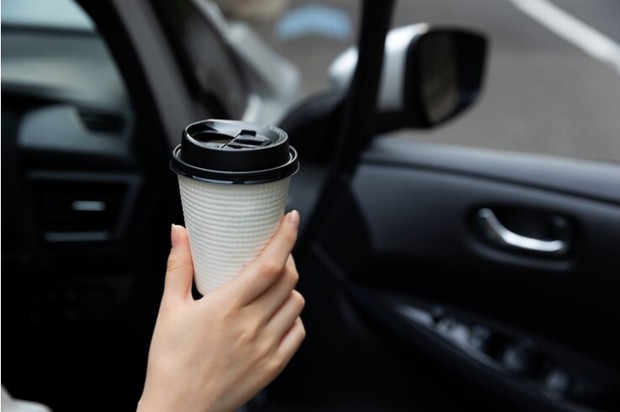 Ilustrasi minum kopi. /Foto: Freepik.com/Freepik. Ilustrasi minum kopi. /Foto: Freepik.com/Freepik.