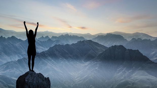 Ilustrasi perempuan di puncak gunung
