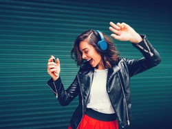 Cek Fakta! Benarkah Mendengarkan Musik Bisa Cegah Penurunan Kognitif?