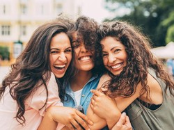 5 Teknik Psikologi Agar Disukai Banyak Orang Menurut Pakar, Sudah Coba?