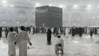 Suasana Kakbah Diguyur Hujan