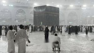 Suasana Kakbah Diguyur Hujan