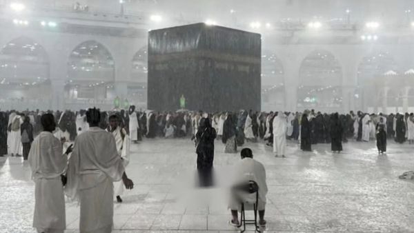 Suasana Kakbah Diguyur Hujan