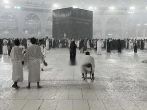 Kakbah Diguyur Hujan, Arab Saudi Lipat Gandakan Keamanan Darurat