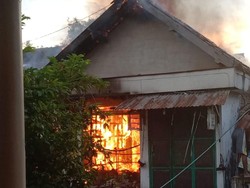 Kios Sembako di Mojokerto Terbakar, Pemilik dan Cucu Terluka Bakar Serius