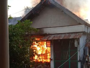 Kios Sembako di Mojokerto Terbakar, Pemilik dan Cucu Terluka Bakar Serius Kios Sembako di Mojokerto Terbakar, Pemilik dan Cucu Terluka Bakar Serius