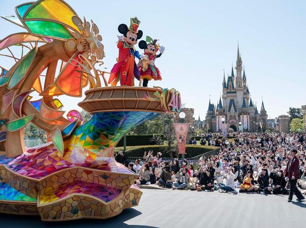 Meriahnya Parade 40 Tahun Tokyo Disneyland