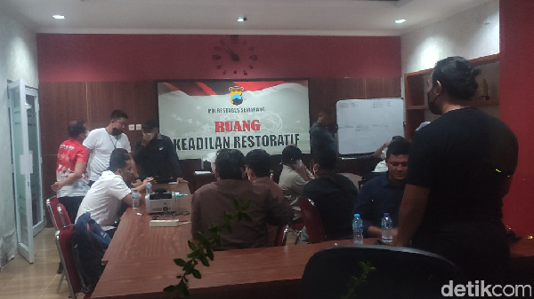 Potret KPK Periksa Sejumlah Orang Usai OTT Balai DJKA Jateng di Semarang