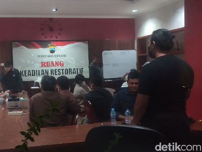 Potret KPK Periksa Sejumlah Orang Usai OTT Balai DJKA Jateng di Semarang