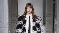 10 Busana Valentino Fall/Winter 2023, Elegansi Dalam Koleksi Serba Dasi