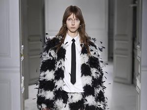 10 Busana Valentino Fall/Winter 2023, Elegansi Dalam Koleksi Serba Dasi 10 Busana Valentino Fall/Winter 2023, Elegansi Dalam Koleksi Serba Dasi