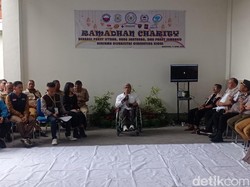 Disabilitas Kota Bandung Saling Berbagi Melalui Payung Hati