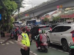 Lalin di Jl Letjen Suprapto Arah Pasar Senen Padat Pagi Ini