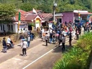 Massa Pendukung Cakades di Mamasa Terlibat Keributan gegara Saling Ejek Massa Pendukung Cakades di Mamasa Terlibat Keributan gegara Saling Ejek