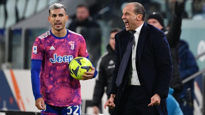 Juventus Italian coach Massimiliano Allegri reacts next to Juventus Argentine midfielder Leandro Paredes (L) during the Italian Serie A footbal match between Juventus and Udinese on January 7, 2023 at the Juventus stadium in Turin. (Photo by Isabella BONOTTO / AFP) (Photo by ISABELLA BONOTTO/AFP via Getty Images)