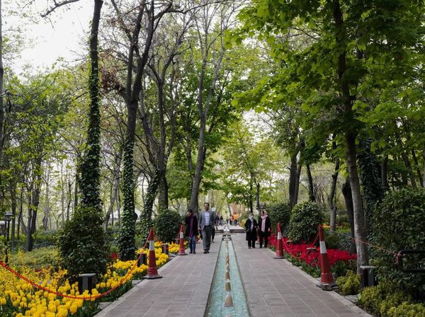 Mengunjungi Taman Tua Penuh Pepohonan dan Bunga di Iran