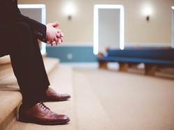 Arti Wait dalam Bahasa Inggris, Lengkap dengan Contoh Kalimatnya